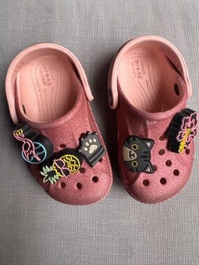 CROCS Kids Glitter Clogs in Rose Pink with Charms